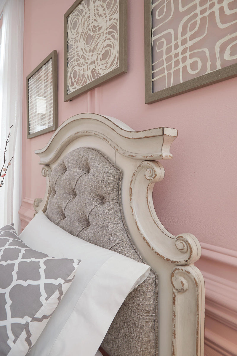 Realyn Upholstered Bedroom Set